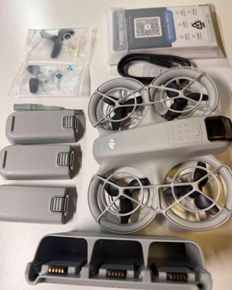 Drone DJI Neo con tre batterie e caricabatterie