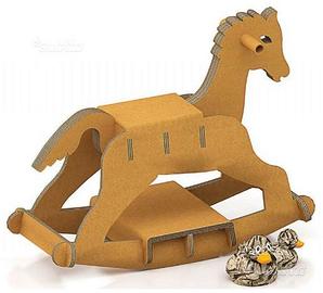 Cavallo a dondolo in cartone ondulato