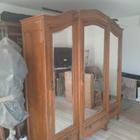 Armadio antico in legno