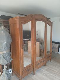 Armadio antico in legno