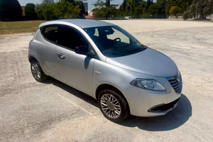 Lancia Ypsilon natural power benzina metano NEOPAT