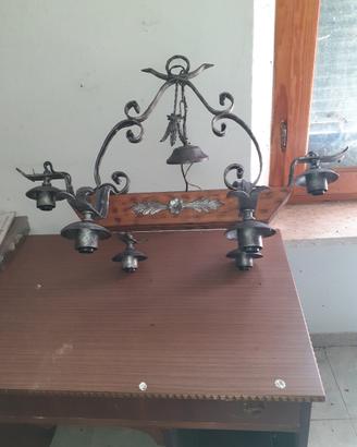 lampadario in ferro e legno 