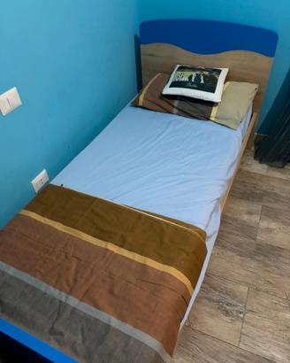 Letto  singolo con matterasso  scrivania comodino