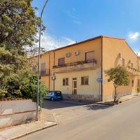 Piano terra con cortile e doppio ingresso
