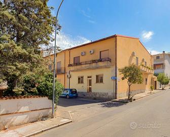 Piano terra con cortile e doppio ingresso