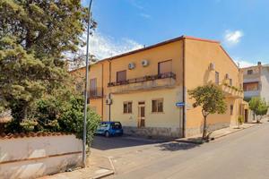 Piano terra con cortile e doppio ingresso