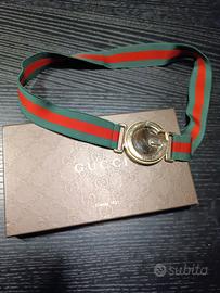 Cintura elastica Gucci con hardware oro e web