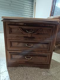 coppia di comodini in legno con piano in marmo