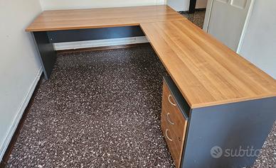 Scrivania da ufficio in legno ad L