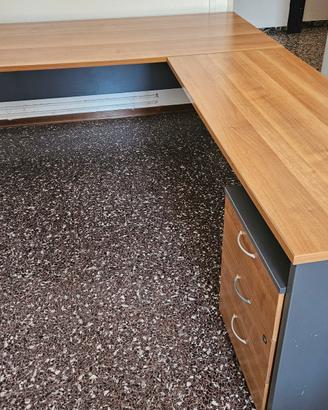 Scrivania da ufficio in legno ad L