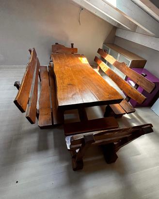 Tavolo rustico con panche