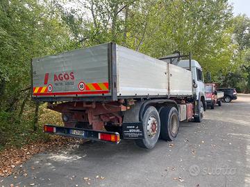 Autocarro Iveco 190-42 con gru 30.000€