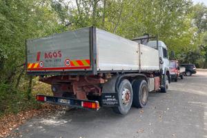 Autocarro Iveco 190-42 con gru 30.000€