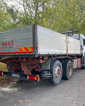 Autocarro Iveco 190-42 con gru 30.000€