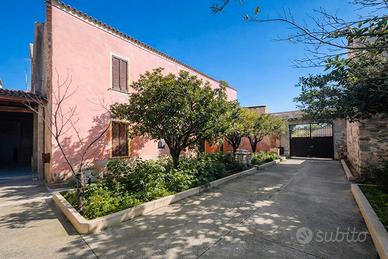 Spazi Generosi e Cortile Privato a Villanovafranca