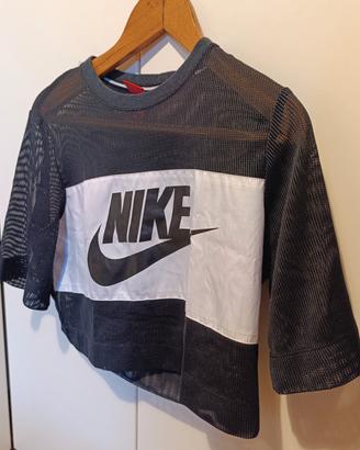 Due magliettine crop top traforate nere Nike 