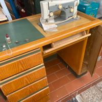 Mobile scrivania con macchina da cucire