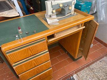 Mobile scrivania con macchina da cucire