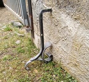 Coppia di paracarri in ferro battuto d'epoca