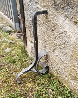 Coppia di paracarri in ferro battuto d'epoca
