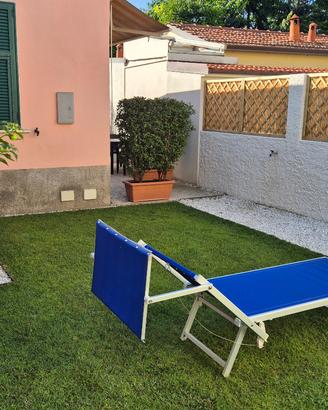 MARINA DI CARRARA_Casa indipendente con giardino