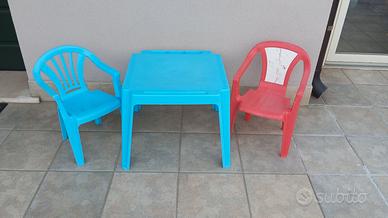 tavolino gioco per bambini con piccole sedie
