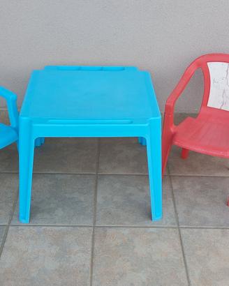 tavolino gioco per bambini con piccole sedie
