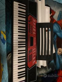 Piano elettrico con cuffie e supporto per tastiera