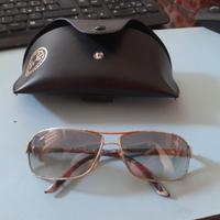 Occhiali da sole Ray-Ban modello Aviator.
