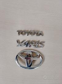 Scritta + Logo portellone posteriore Toyota Yaris