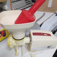 Macchina elettrica tritapomodori per fare la salsa