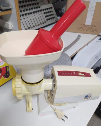 Macchina elettrica tritapomodori per fare la salsa