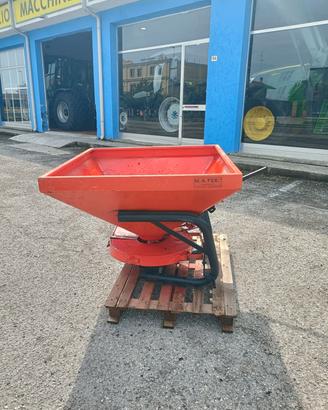 spandiconcime marca Howard per vigneto o frutteto