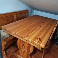 Tavolo con cassapanca contenitore e sedie