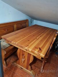 Tavolo con cassapanca contenitore e sedie