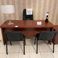 Scrivania con cassettiera e poltrona