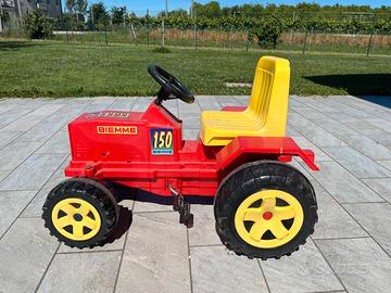 Trattorino a pedali e carriola giocattolo