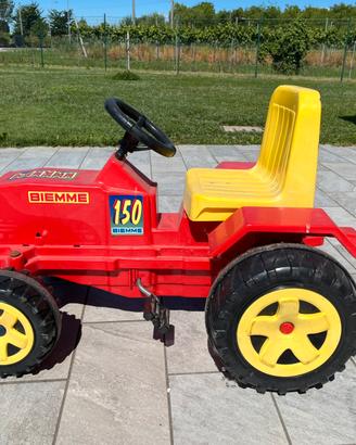 Trattorino a pedali e carriola giocattolo