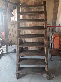 Vecchia scala in legno