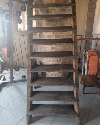Vecchia scala in legno