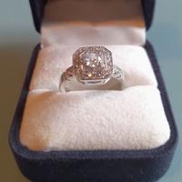 Anello stile Art Déco con zircone aureolato