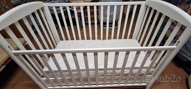 Culla in legno con ruote e anta scorrevole