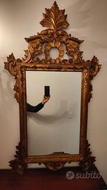 Specchio vecchio di legno