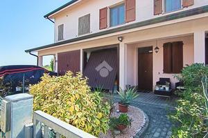 VILLA A SCHIERA A MOLINELLA