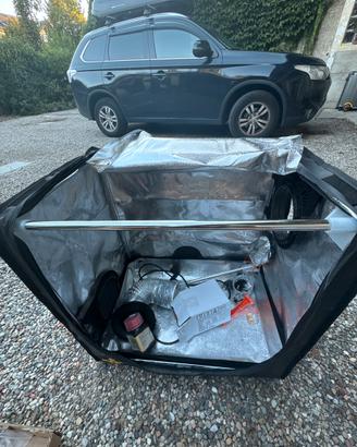 Serra grow box con lampade e siatema di estrazione