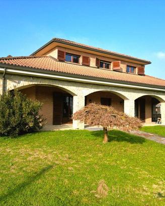 Villa di 500 m² con più di 5 locali e box auto dop