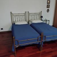 Coppia letti singoli in ottone con tavolino notte