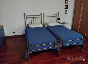Coppia letti singoli in ottone con tavolino notte
