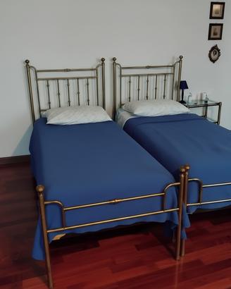 Coppia letti singoli in ottone con tavolino notte