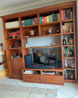 Parete attrezzata e tavolino noce  legno massello.